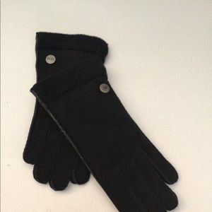 Women’s black Ugg gloves